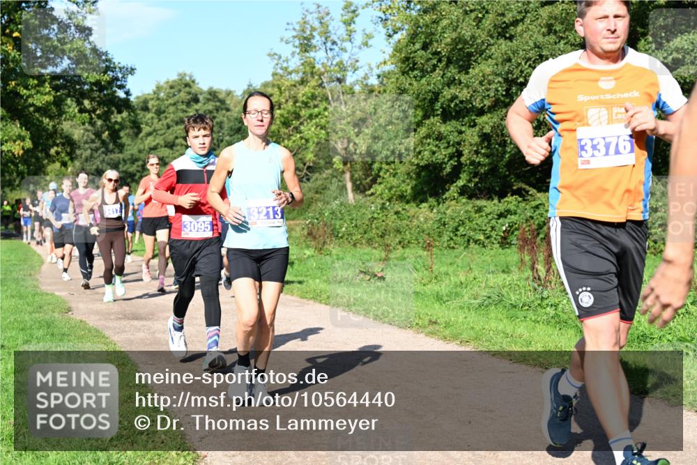 27.09.2026 - 35. Volkslauf durch das schöne Alstertal Dr. Thomas Lammeyer http://msf.ph/oto/10564440 27.09.2026 10:35:17 Laufen 8757, 13095, 3213, 3376 meine-sportfotos.de