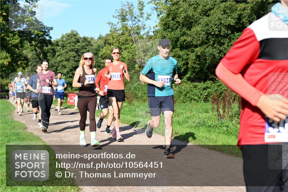 27.09.2026 - 35. Volkslauf durch das schöne Alstertal Dr. Thomas Lammeyer http://msf.ph/oto/10564451 27.09.2026 10:35:19 Laufen 3289, 417, 2394, 3151 meine-sportfotos.de