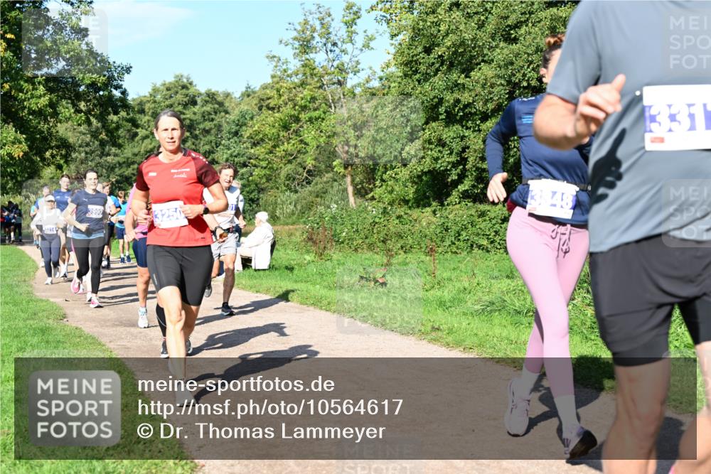 27.09.2026 - 35. Volkslauf durch das schöne Alstertal Dr. Thomas Lammeyer http://msf.ph/oto/10564617 27.09.2026 10:35:43 Laufen 3990, 3250, 331 meine-sportfotos.de