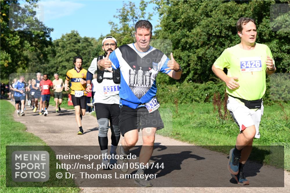 27.09.2026 - 35. Volkslauf durch das schöne Alstertal Dr. Thomas Lammeyer http://msf.ph/oto/10564744 27.09.2026 10:36:02 Laufen 3311, 3347, 3426 meine-sportfotos.de