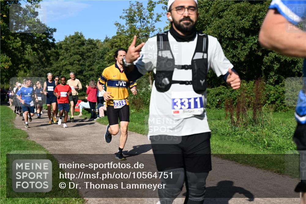27.09.2026 - 35. Volkslauf durch das schöne Alstertal Dr. Thomas Lammeyer http://msf.ph/oto/10564751 27.09.2026 10:36:03 Laufen 3327, 3281, 3314, 3311 meine-sportfotos.de