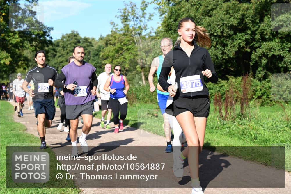 27.09.2026 - 35. Volkslauf durch das schöne Alstertal Dr. Thomas Lammeyer http://msf.ph/oto/10564887 27.09.2026 10:36:23 Laufen 3967, 3966, 3975 meine-sportfotos.de