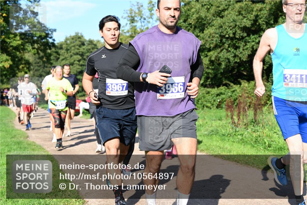 27.09.2026 - 35. Volkslauf durch das schöne Alstertal Dr. Thomas Lammeyer http://msf.ph/oto/10564897 27.09.2026 10:36:24 Laufen 3967, 3966, 3411 meine-sportfotos.de