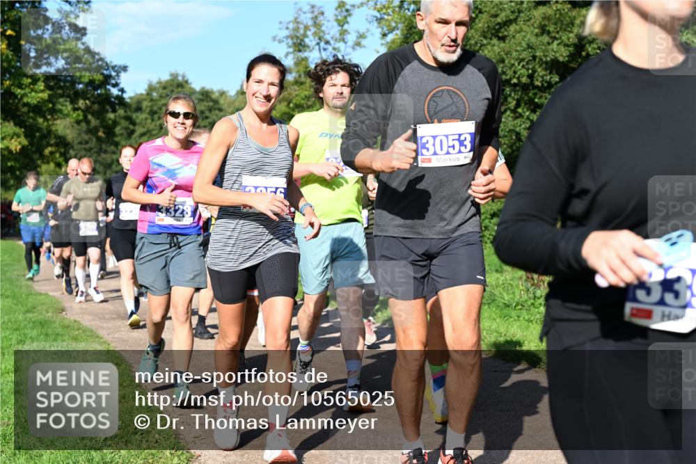 27.09.2026 - 35. Volkslauf durch das schöne Alstertal Dr. Thomas Lammeyer http://msf.ph/oto/10565025 27.09.2026 10:36:43 Laufen 3328, 3053, 339 meine-sportfotos.de