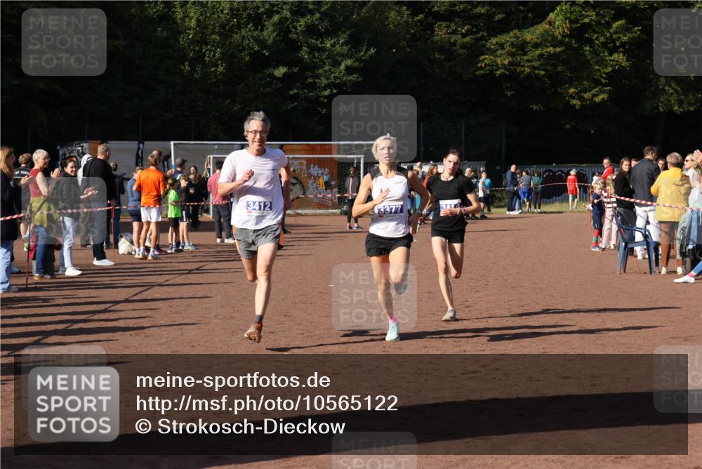 27.09.2026 - 35. Volkslauf durch das schöne Alstertal Strokosch-Dieckow http://msf.ph/oto/10565122 27.09.2026 11:12:38 Ziel 3377, 3412, 3414 meine-sportfotos.de