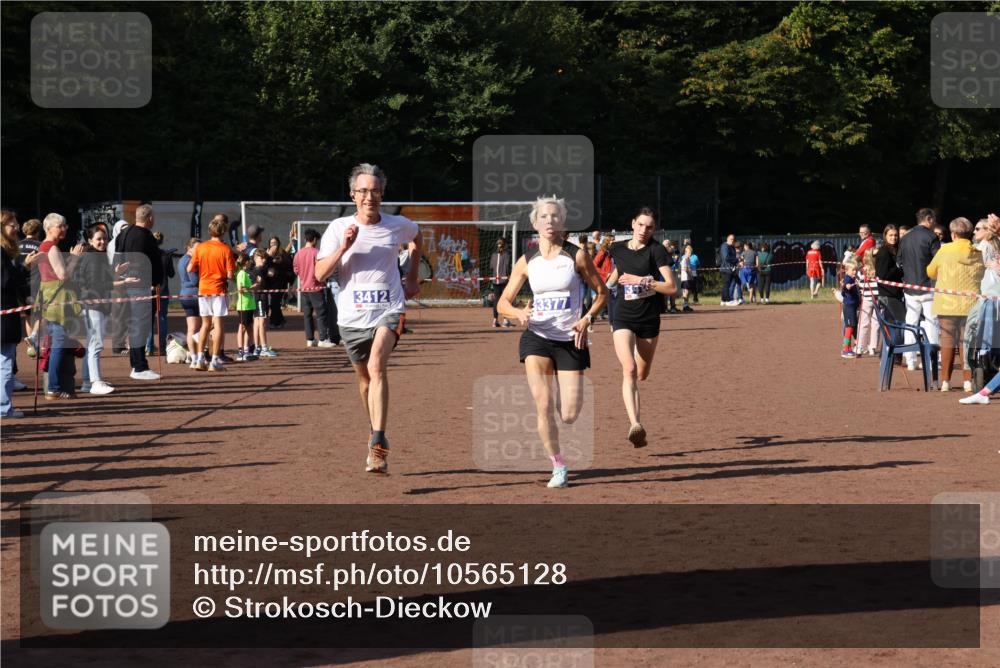 27.09.2026 - 35. Volkslauf durch das schöne Alstertal Strokosch-Dieckow http://msf.ph/oto/10565128 27.09.2026 11:12:38 Ziel 3377, 3412, 3414 meine-sportfotos.de