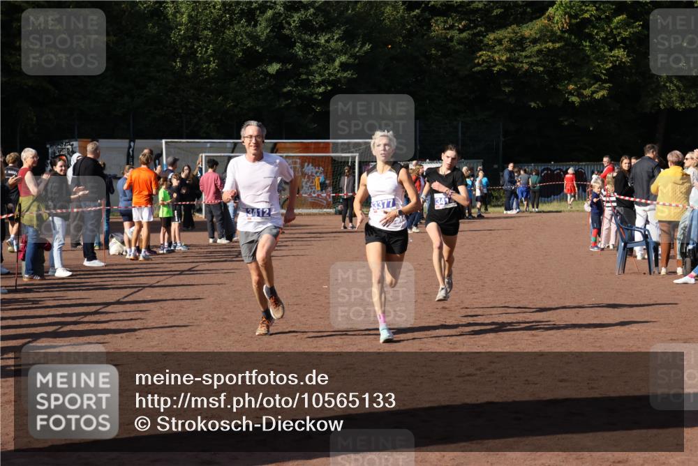 27.09.2026 - 35. Volkslauf durch das schöne Alstertal Strokosch-Dieckow http://msf.ph/oto/10565133 27.09.2026 11:12:37 Ziel 3377, 3412, 3414 meine-sportfotos.de