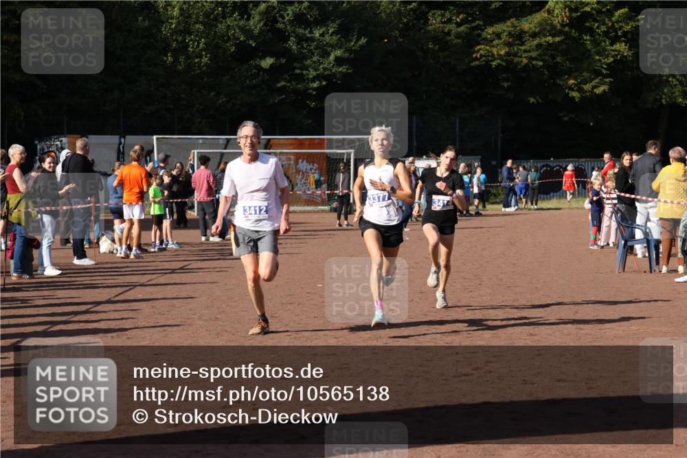 27.09.2026 - 35. Volkslauf durch das schöne Alstertal Strokosch-Dieckow http://msf.ph/oto/10565138 27.09.2026 11:12:37 Ziel 3377, 3412, 3414 meine-sportfotos.de