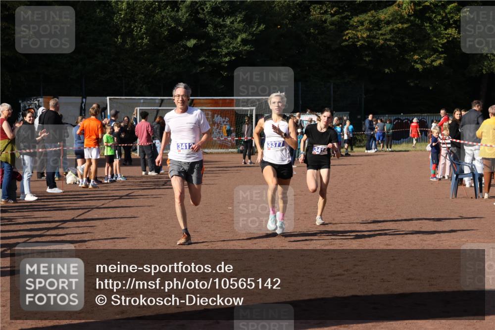 27.09.2026 - 35. Volkslauf durch das schöne Alstertal Strokosch-Dieckow http://msf.ph/oto/10565142 27.09.2026 11:12:37 Ziel 3377, 3412, 3414 meine-sportfotos.de