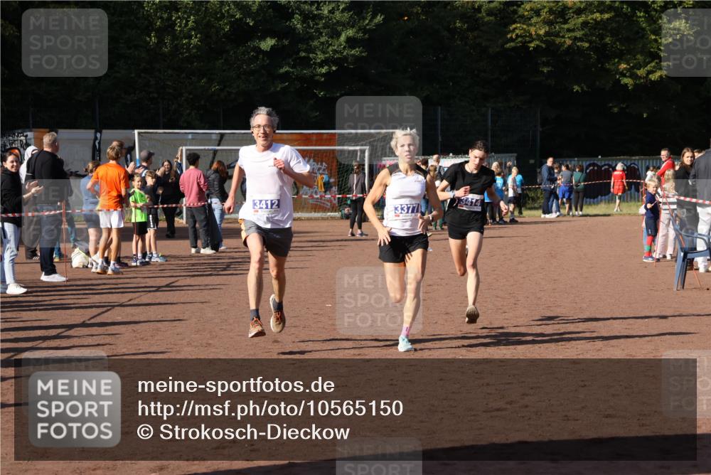 27.09.2026 - 35. Volkslauf durch das schöne Alstertal Strokosch-Dieckow http://msf.ph/oto/10565150 27.09.2026 11:12:37 Ziel 3377, 3412, 3414 meine-sportfotos.de