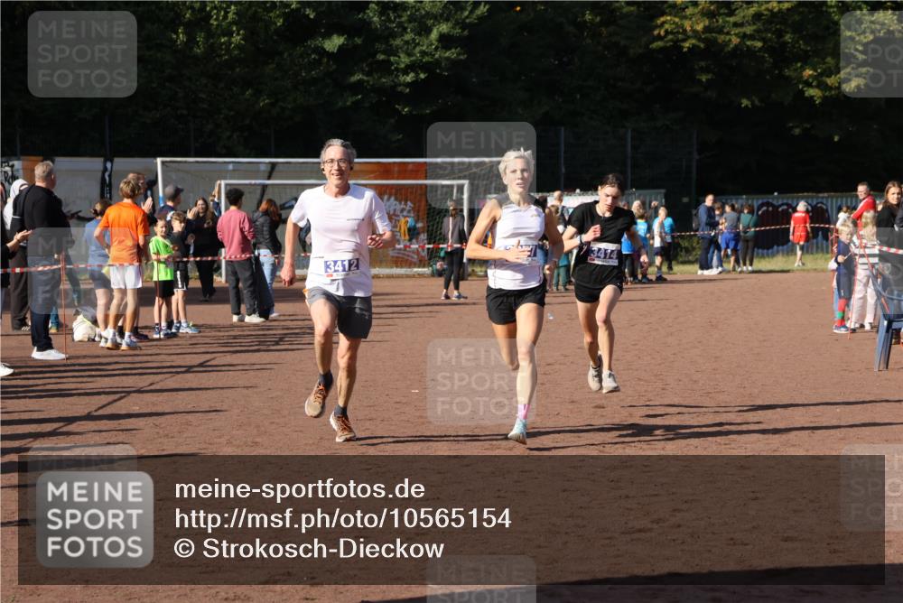 27.09.2026 - 35. Volkslauf durch das schöne Alstertal Strokosch-Dieckow http://msf.ph/oto/10565154 27.09.2026 11:12:37 Ziel 3377, 3412, 3414 meine-sportfotos.de