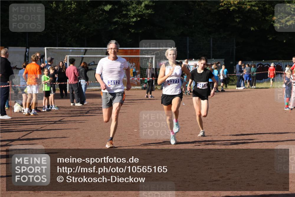 27.09.2026 - 35. Volkslauf durch das schöne Alstertal Strokosch-Dieckow http://msf.ph/oto/10565165 27.09.2026 11:12:37 Ziel 3377, 3412, 3414 meine-sportfotos.de