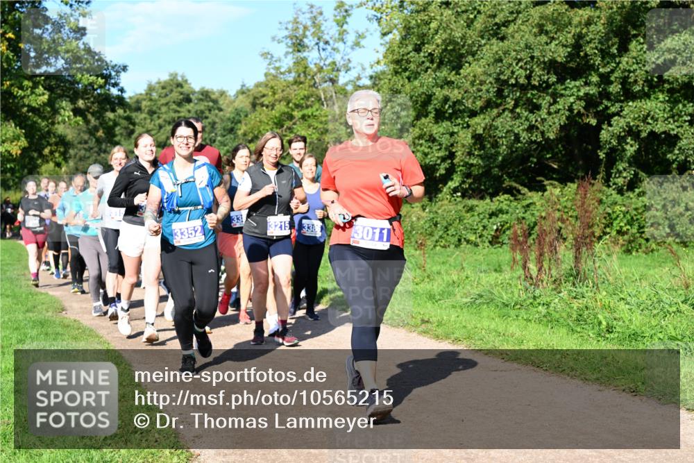 27.09.2026 - 35. Volkslauf durch das schöne Alstertal Dr. Thomas Lammeyer http://msf.ph/oto/10565215 27.09.2026 10:37:07 Laufen 33, 3352, 3215, 338, 3011 meine-sportfotos.de
