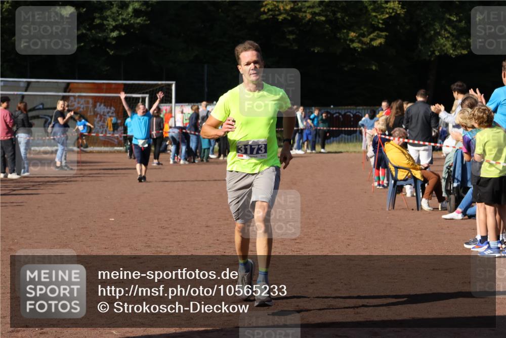 27.09.2026 - 35. Volkslauf durch das schöne Alstertal Strokosch-Dieckow http://msf.ph/oto/10565233 27.09.2026 11:12:11 Ziel 3173 meine-sportfotos.de