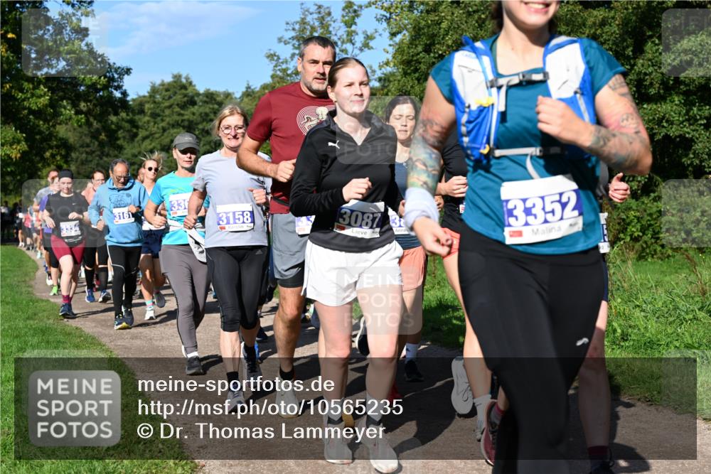 27.09.2026 - 35. Volkslauf durch das schöne Alstertal Dr. Thomas Lammeyer http://msf.ph/oto/10565235 27.09.2026 10:37:09 Laufen 3161, 3334, 330, 3158, 3087, 3, 3352 meine-sportfotos.de