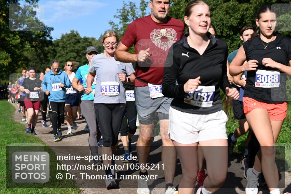 27.09.2026 - 35. Volkslauf durch das schöne Alstertal Dr. Thomas Lammeyer http://msf.ph/oto/10565241 27.09.2026 10:37:10 Laufen 3334, 3161, 3158, 129, 133, 3087, 3088 meine-sportfotos.de