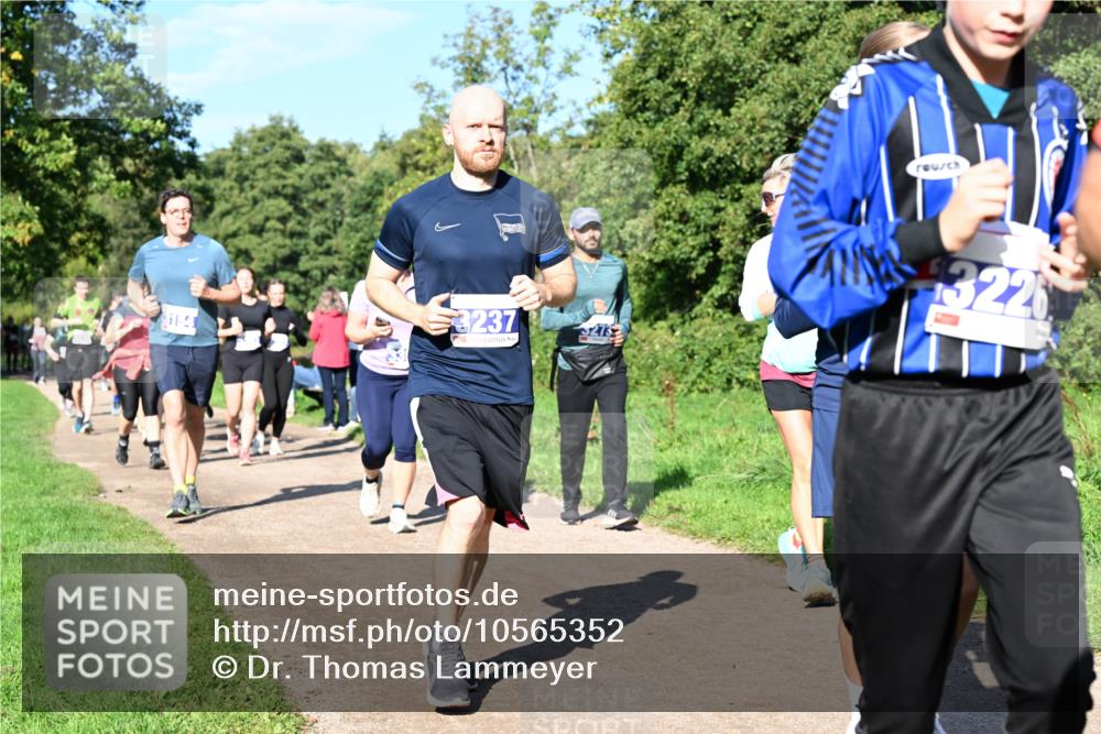 27.09.2026 - 35. Volkslauf durch das schöne Alstertal Dr. Thomas Lammeyer http://msf.ph/oto/10565352 27.09.2026 10:37:22 Laufen 179198, 3237, 273, 3226 meine-sportfotos.de