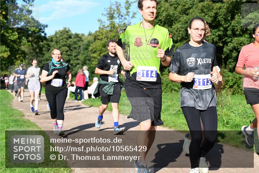 27.09.2026 - 35. Volkslauf durch das schöne Alstertal Dr. Thomas Lammeyer http://msf.ph/oto/10565429 27.09.2026 10:37:31 Laufen 3052, 3051, 3114, 3113 meine-sportfotos.de