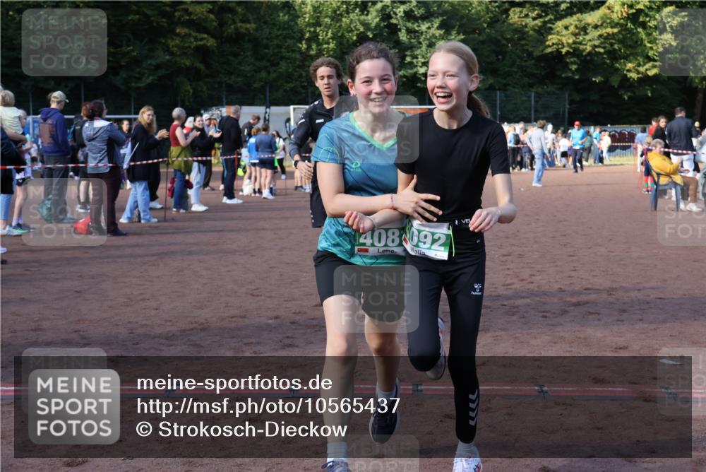 27.09.2026 - 35. Volkslauf durch das schöne Alstertal Strokosch-Dieckow http://msf.ph/oto/10565437 27.09.2026 11:10:52 Ziel 3272, 4081, 4092 meine-sportfotos.de