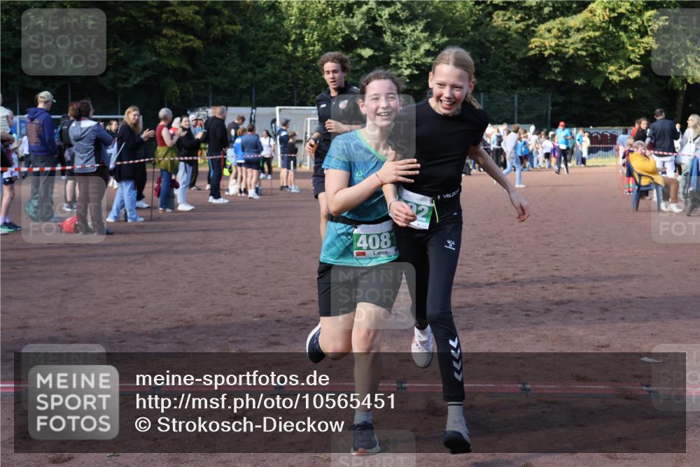 27.09.2026 - 35. Volkslauf durch das schöne Alstertal Strokosch-Dieckow http://msf.ph/oto/10565451 27.09.2026 11:10:52 Ziel 3272, 4081, 4092 meine-sportfotos.de