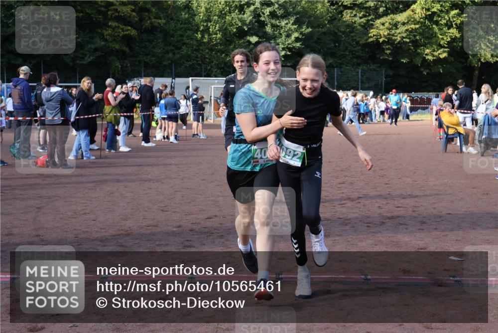 27.09.2026 - 35. Volkslauf durch das schöne Alstertal Strokosch-Dieckow http://msf.ph/oto/10565461 27.09.2026 11:10:52 Ziel 3272, 4081, 4092 meine-sportfotos.de