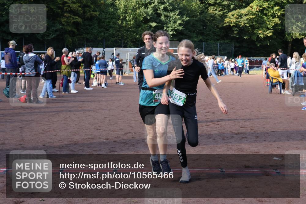 27.09.2026 - 35. Volkslauf durch das schöne Alstertal Strokosch-Dieckow http://msf.ph/oto/10565466 27.09.2026 11:10:52 Ziel 3272, 4081, 4092 meine-sportfotos.de