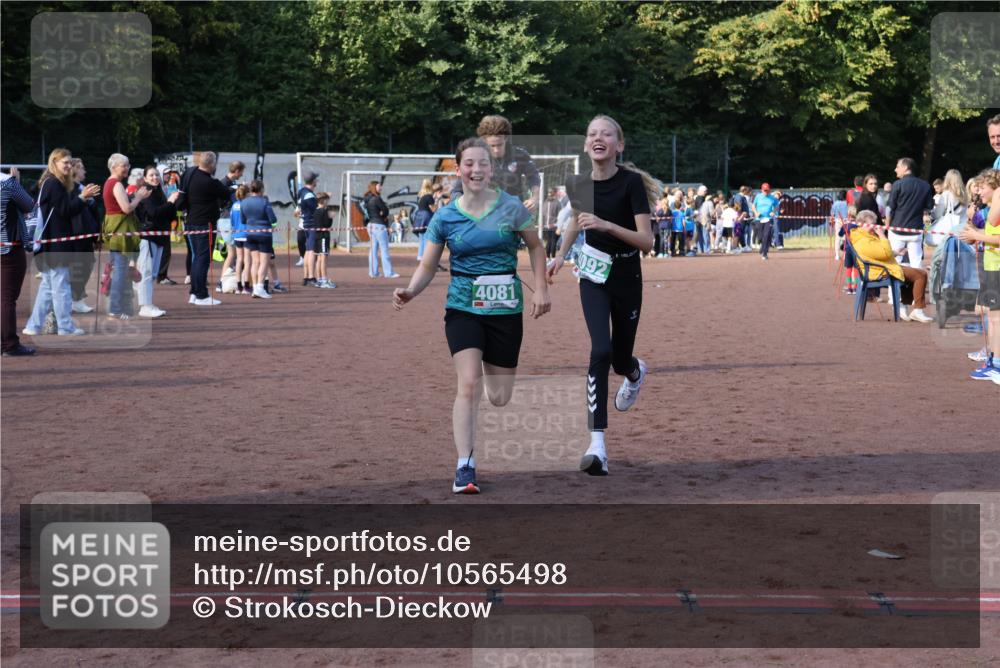 27.09.2026 - 35. Volkslauf durch das schöne Alstertal Strokosch-Dieckow http://msf.ph/oto/10565498 27.09.2026 11:10:51 Ziel 3272, 4081, 4092 meine-sportfotos.de