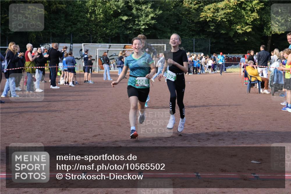 27.09.2026 - 35. Volkslauf durch das schöne Alstertal Strokosch-Dieckow http://msf.ph/oto/10565502 27.09.2026 11:10:51 Ziel 3272, 4081, 4092 meine-sportfotos.de