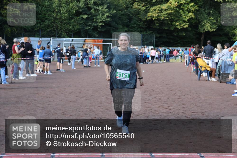 27.09.2026 - 35. Volkslauf durch das schöne Alstertal Strokosch-Dieckow http://msf.ph/oto/10565540 27.09.2026 11:10:37 Ziel 4181 meine-sportfotos.de