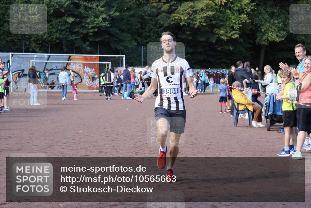27.09.2026 - 35. Volkslauf durch das schöne Alstertal Strokosch-Dieckow http://msf.ph/oto/10565663 27.09.2026 11:09:05 Ziel 3984 meine-sportfotos.de