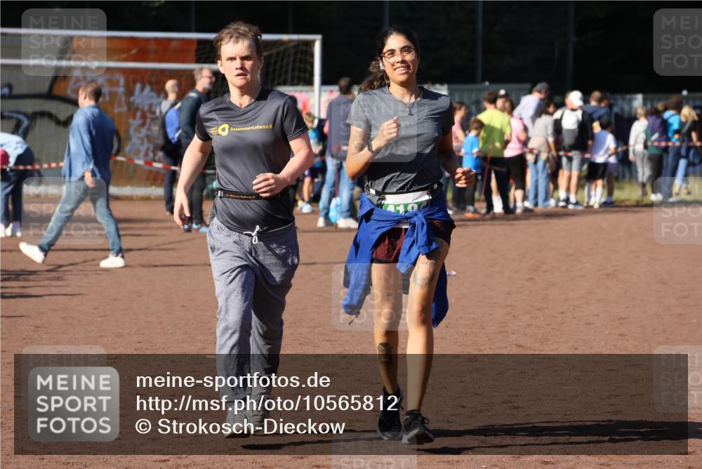27.09.2026 - 35. Volkslauf durch das schöne Alstertal Strokosch-Dieckow http://msf.ph/oto/10565812 27.09.2026 11:07:25 Ziel 4046, 4184, 4194 meine-sportfotos.de