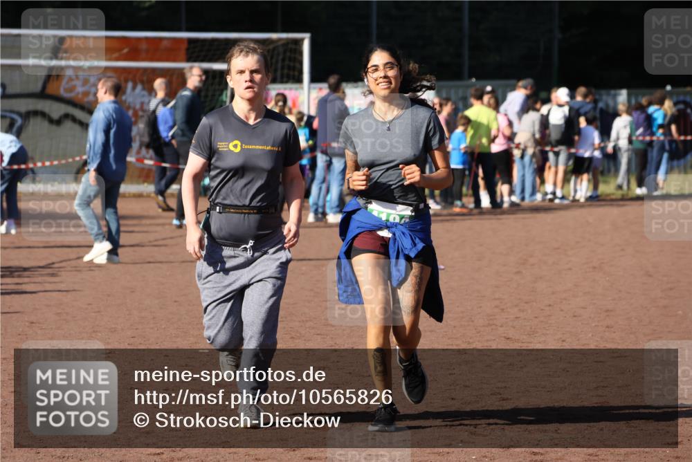 27.09.2026 - 35. Volkslauf durch das schöne Alstertal Strokosch-Dieckow http://msf.ph/oto/10565826 27.09.2026 11:07:24 Ziel 4046, 4184, 4194 meine-sportfotos.de