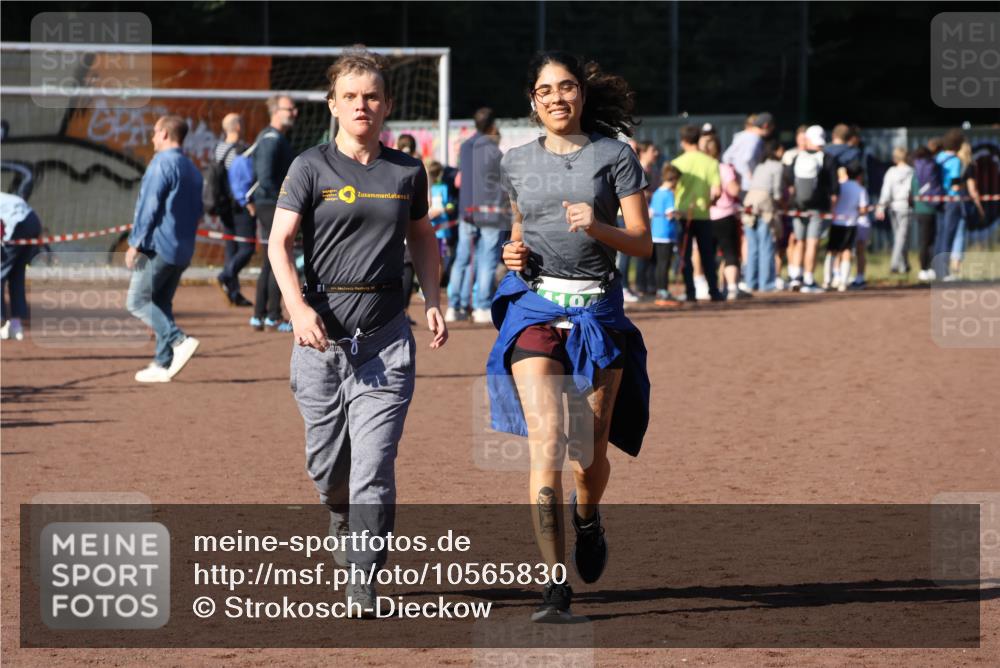27.09.2026 - 35. Volkslauf durch das schöne Alstertal Strokosch-Dieckow http://msf.ph/oto/10565830 27.09.2026 11:07:24 Ziel 4046, 4184, 4194 meine-sportfotos.de