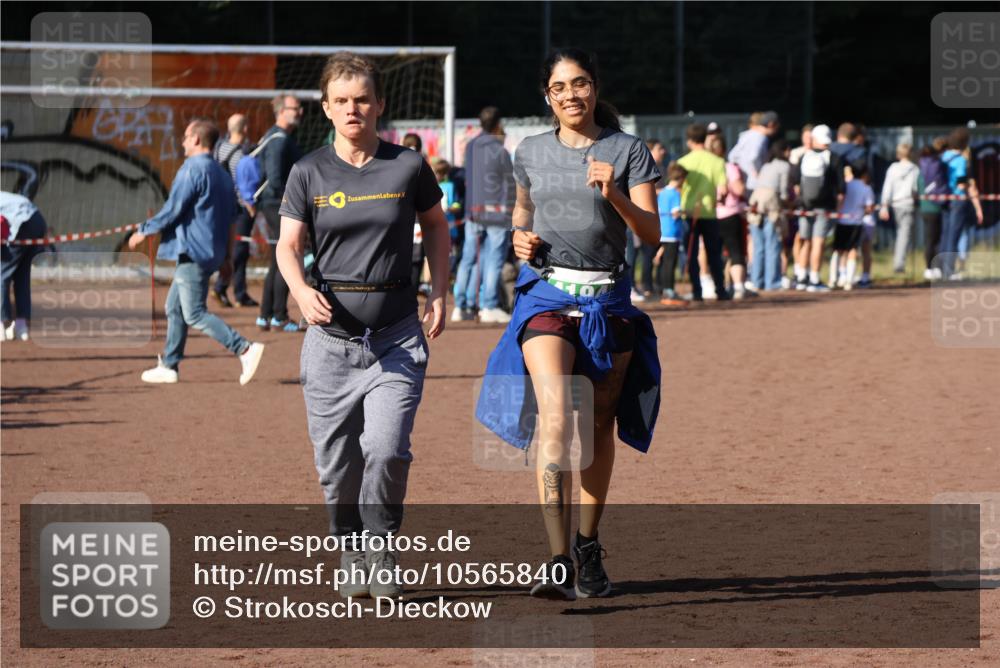 27.09.2026 - 35. Volkslauf durch das schöne Alstertal Strokosch-Dieckow http://msf.ph/oto/10565840 27.09.2026 11:07:24 Ziel 4046, 4184, 4194 meine-sportfotos.de