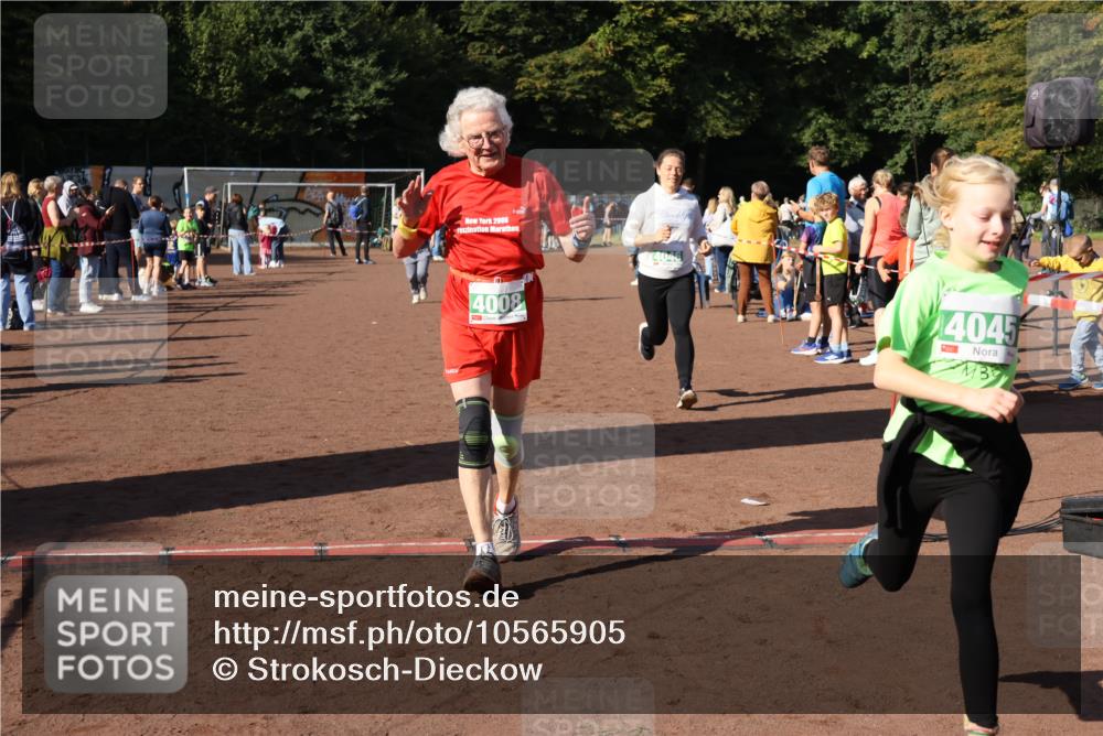 27.09.2026 - 35. Volkslauf durch das schöne Alstertal Strokosch-Dieckow http://msf.ph/oto/10565905 27.09.2026 11:07:20 Ziel 4008, 4045, 4046, 4194 meine-sportfotos.de