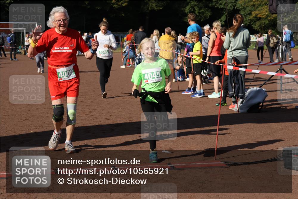 27.09.2026 - 35. Volkslauf durch das schöne Alstertal Strokosch-Dieckow http://msf.ph/oto/10565921 27.09.2026 11:07:19 Ziel 4008, 4045, 4046 meine-sportfotos.de