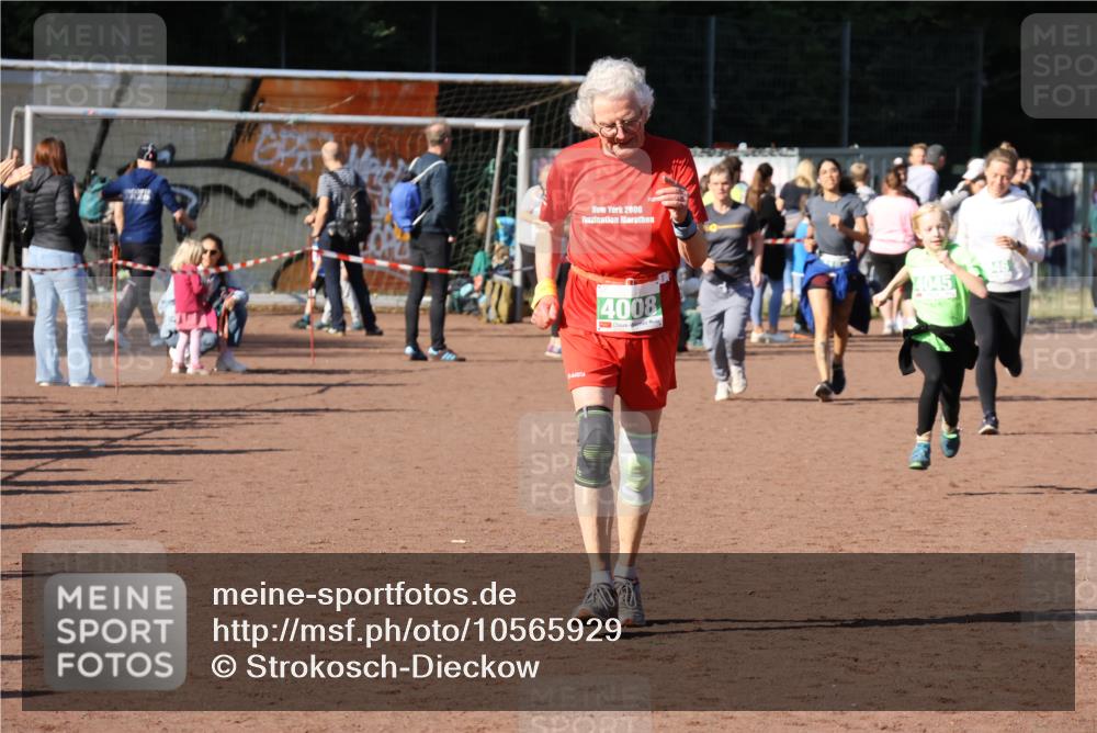 27.09.2026 - 35. Volkslauf durch das schöne Alstertal Strokosch-Dieckow http://msf.ph/oto/10565929 27.09.2026 11:07:15 Ziel 4008, 4045, 4046 meine-sportfotos.de