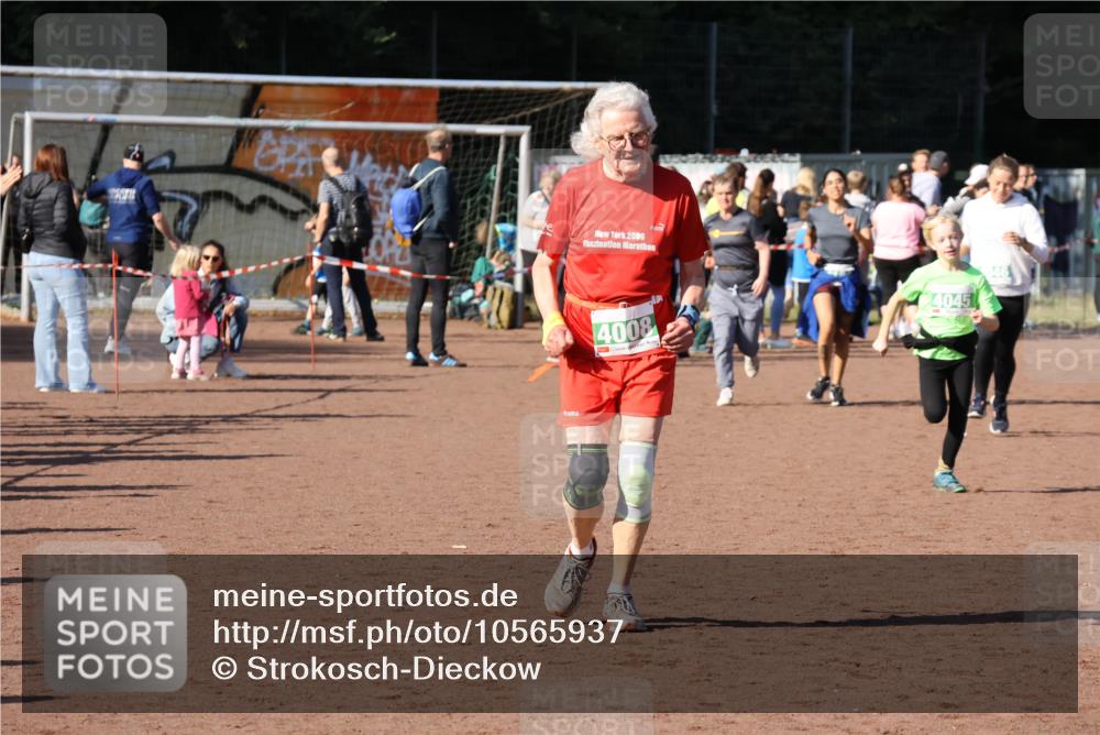 27.09.2026 - 35. Volkslauf durch das schöne Alstertal Strokosch-Dieckow http://msf.ph/oto/10565937 27.09.2026 11:07:15 Ziel 4008, 4045, 4046 meine-sportfotos.de