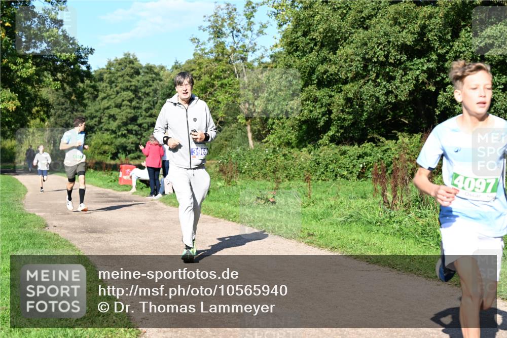 27.09.2026 - 35. Volkslauf durch das schöne Alstertal Dr. Thomas Lammeyer http://msf.ph/oto/10565940 27.09.2026 10:38:39 Laufen 3969, 4107, 4097 meine-sportfotos.de