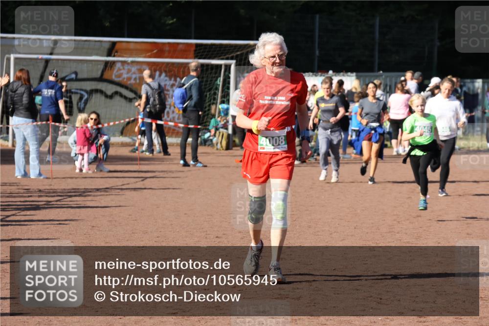 27.09.2026 - 35. Volkslauf durch das schöne Alstertal Strokosch-Dieckow http://msf.ph/oto/10565945 27.09.2026 11:07:15 Ziel 4008, 4045, 4046 meine-sportfotos.de