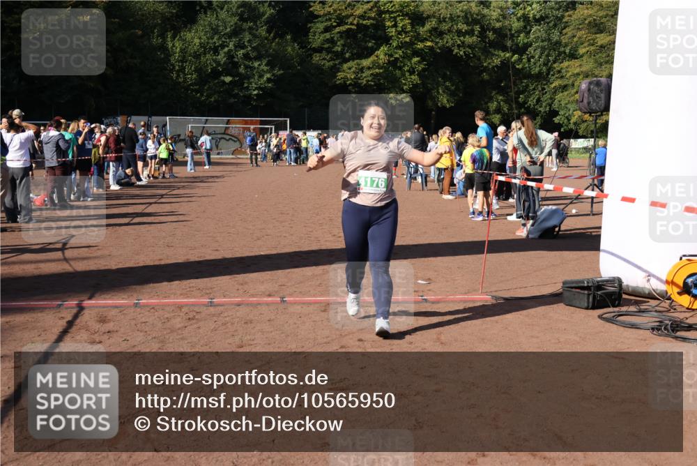 27.09.2026 - 35. Volkslauf durch das schöne Alstertal Strokosch-Dieckow http://msf.ph/oto/10565950 27.09.2026 11:06:21 Ziel 4176 meine-sportfotos.de