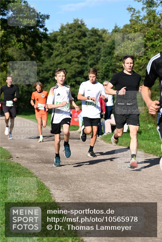 27.09.2026 - 35. Volkslauf durch das schöne Alstertal Dr. Thomas Lammeyer http://msf.ph/oto/10565978 27.09.2026 10:38:56 Laufen 4075, 4132, 4125 meine-sportfotos.de