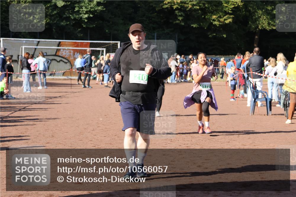 27.09.2026 - 35. Volkslauf durch das schöne Alstertal Strokosch-Dieckow http://msf.ph/oto/10566057 27.09.2026 11:06:04 Ziel 4171, 4172, 4210, 4222 meine-sportfotos.de