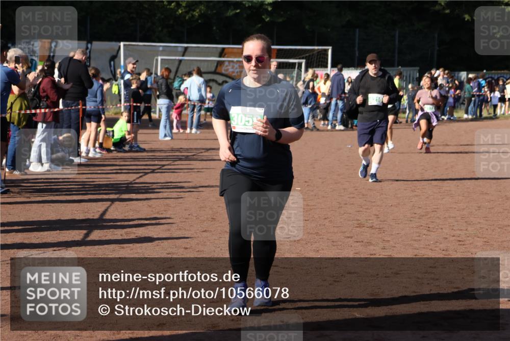 27.09.2026 - 35. Volkslauf durch das schöne Alstertal Strokosch-Dieckow http://msf.ph/oto/10566078 27.09.2026 11:06:00 Ziel 3059, 4171, 4172, 4210, 4222 meine-sportfotos.de