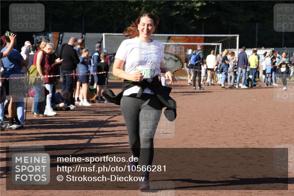 27.09.2026 - 35. Volkslauf durch das schöne Alstertal Strokosch-Dieckow http://msf.ph/oto/10566281 27.09.2026 11:05:08 Ziel 4086 meine-sportfotos.de