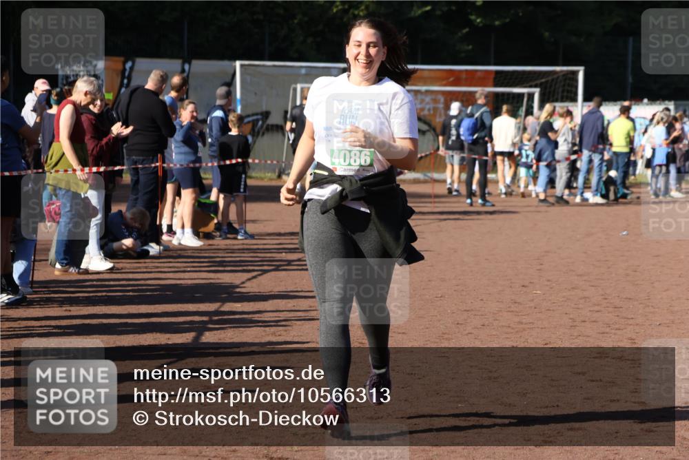 27.09.2026 - 35. Volkslauf durch das schöne Alstertal Strokosch-Dieckow http://msf.ph/oto/10566313 27.09.2026 11:05:08 Ziel 4086 meine-sportfotos.de