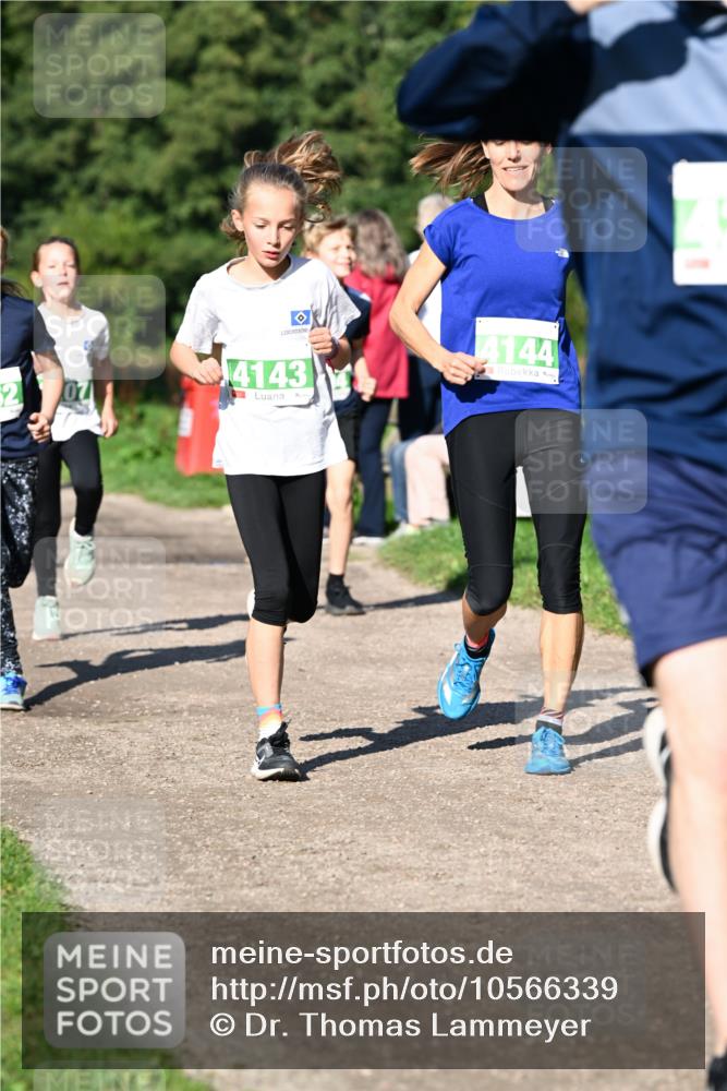 27.09.2026 - 35. Volkslauf durch das schöne Alstertal Dr. Thomas Lammeyer http://msf.ph/oto/10566339 27.09.2026 10:39:57 Laufen 4144, 52, 4143 meine-sportfotos.de
