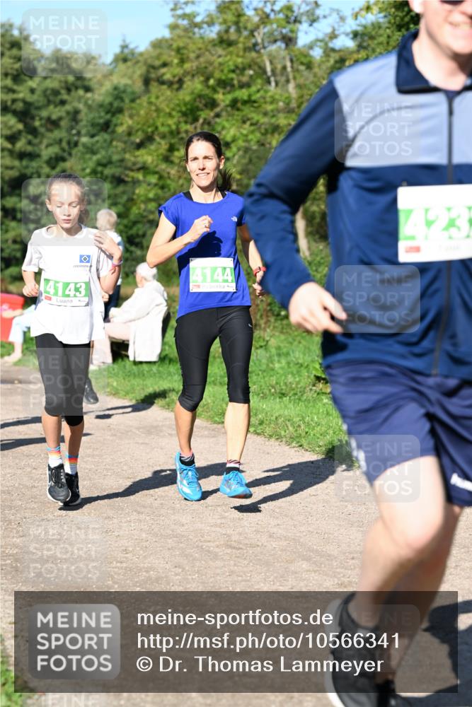 27.09.2026 - 35. Volkslauf durch das schöne Alstertal Dr. Thomas Lammeyer http://msf.ph/oto/10566341 27.09.2026 10:39:58 Laufen 4144, 423, 4143 meine-sportfotos.de