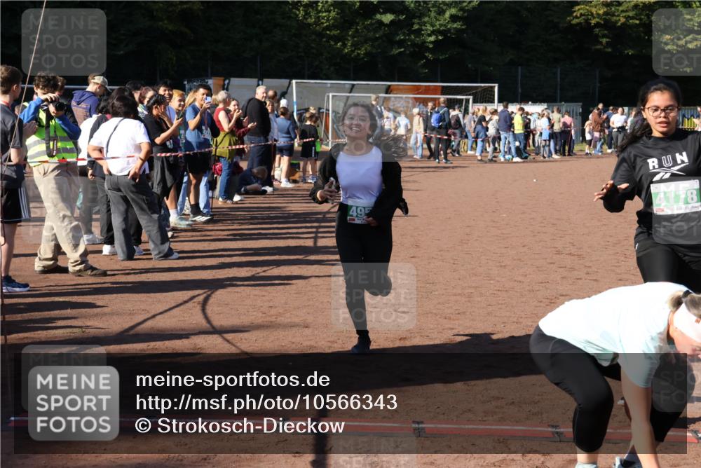 27.09.2026 - 35. Volkslauf durch das schöne Alstertal Strokosch-Dieckow http://msf.ph/oto/10566343 27.09.2026 11:04:51 Ziel 4106, 4147, 4178, 4954 meine-sportfotos.de