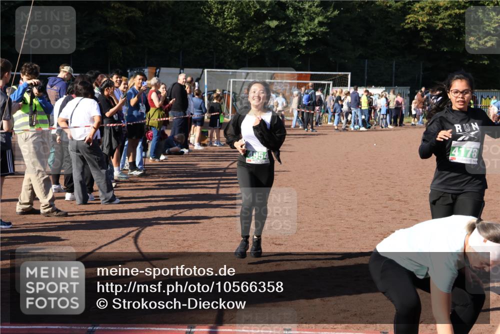 27.09.2026 - 35. Volkslauf durch das schöne Alstertal Strokosch-Dieckow http://msf.ph/oto/10566358 27.09.2026 11:04:51 Ziel 4106, 4147, 4178, 4954 meine-sportfotos.de